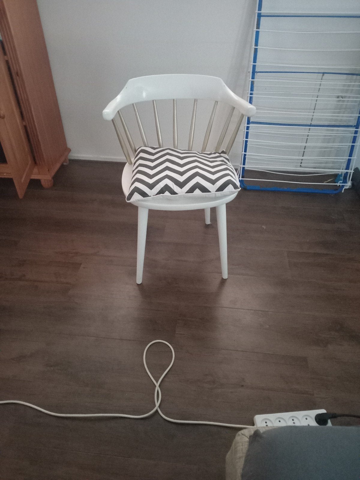 Opgeknapte café stoel wit met spijltjes en los kussen, Hout, Gebruikt, Wit, Ophalen of Verzenden