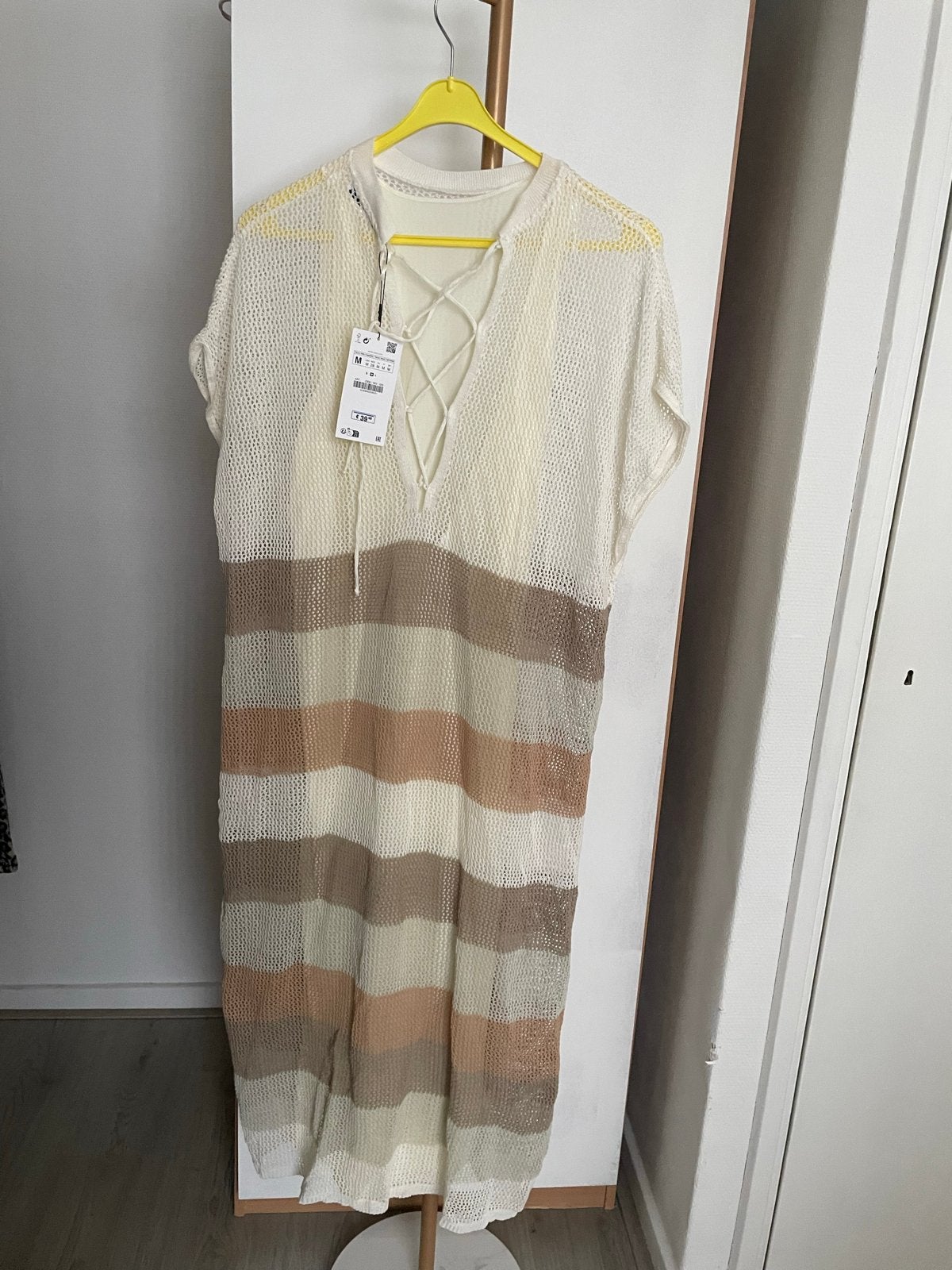 Nieuwe Zara gebreide jurk met strepen en vetersluiting, Maat 38/40 (M), Meerkleurig, Nieuw, Ophalen of Verzenden