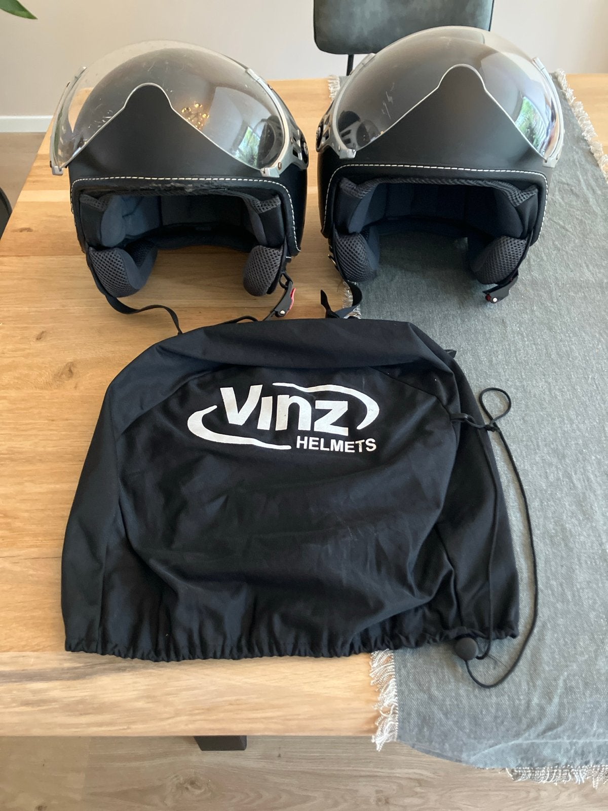 Twee Vinz scooterhelmen- Zwart, Maat M, M, Jethelm, Dames, Tweedehands