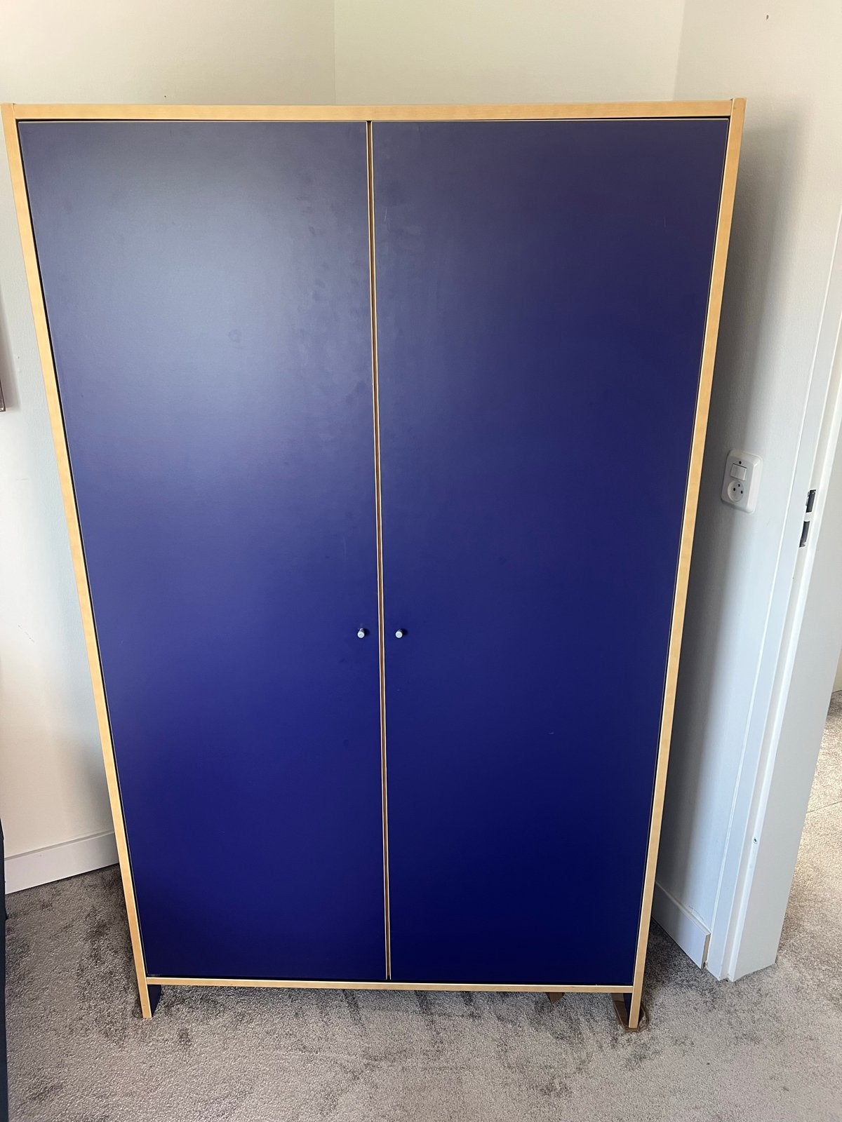 Kledingskast met blauwe deuren en houten frame, Huis en Inrichting, Kasten | Kledingkasten, Ophalen, Gebruikt, 50 tot 100 cm, 150 tot 200 cm