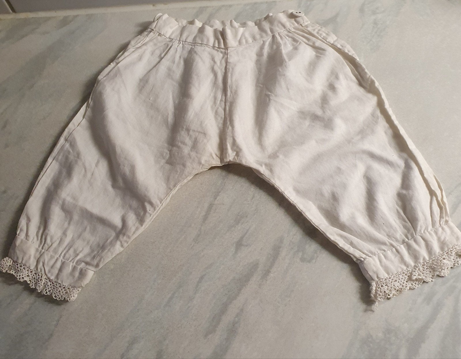 Antieke poppenbroek katoen, met kant en stoffen knoopjes, Ophalen of Verzenden