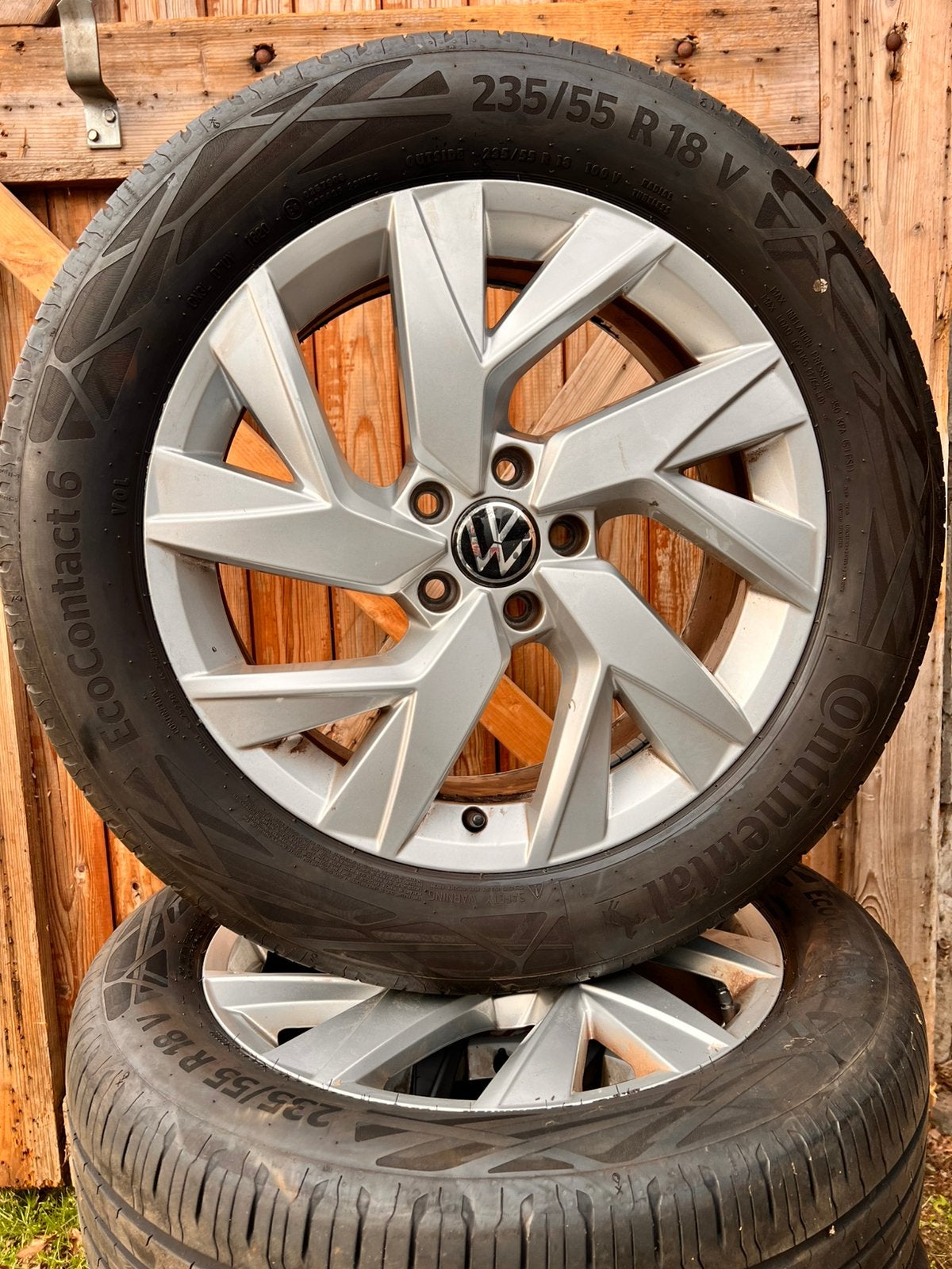 VW Tiguan “Frankfurt” velgen met 235/55/18 zomerbanden Conti, Auto-onderdelen, Ophalen, 18 inch, Gebruikt, Banden en Velgen