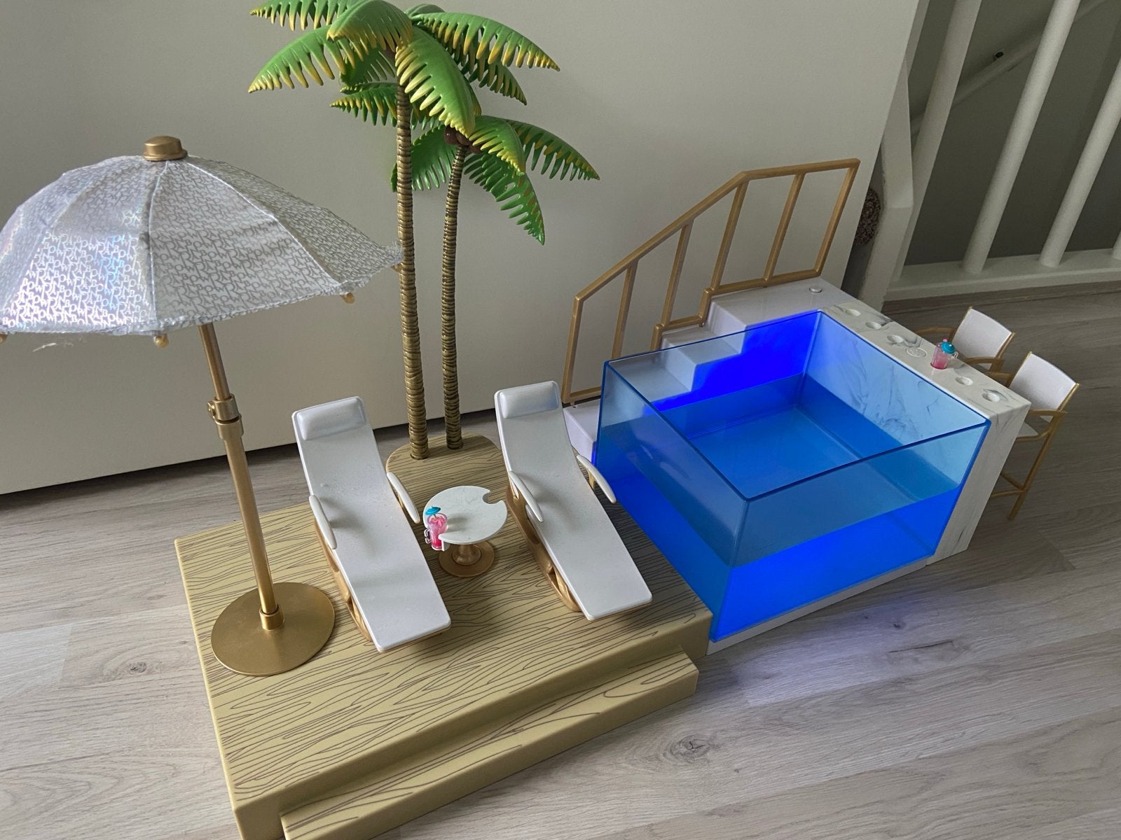 Rainbow high zwembad set met ligstoelen en parasol, Ophalen, Gebruikt, Barbie