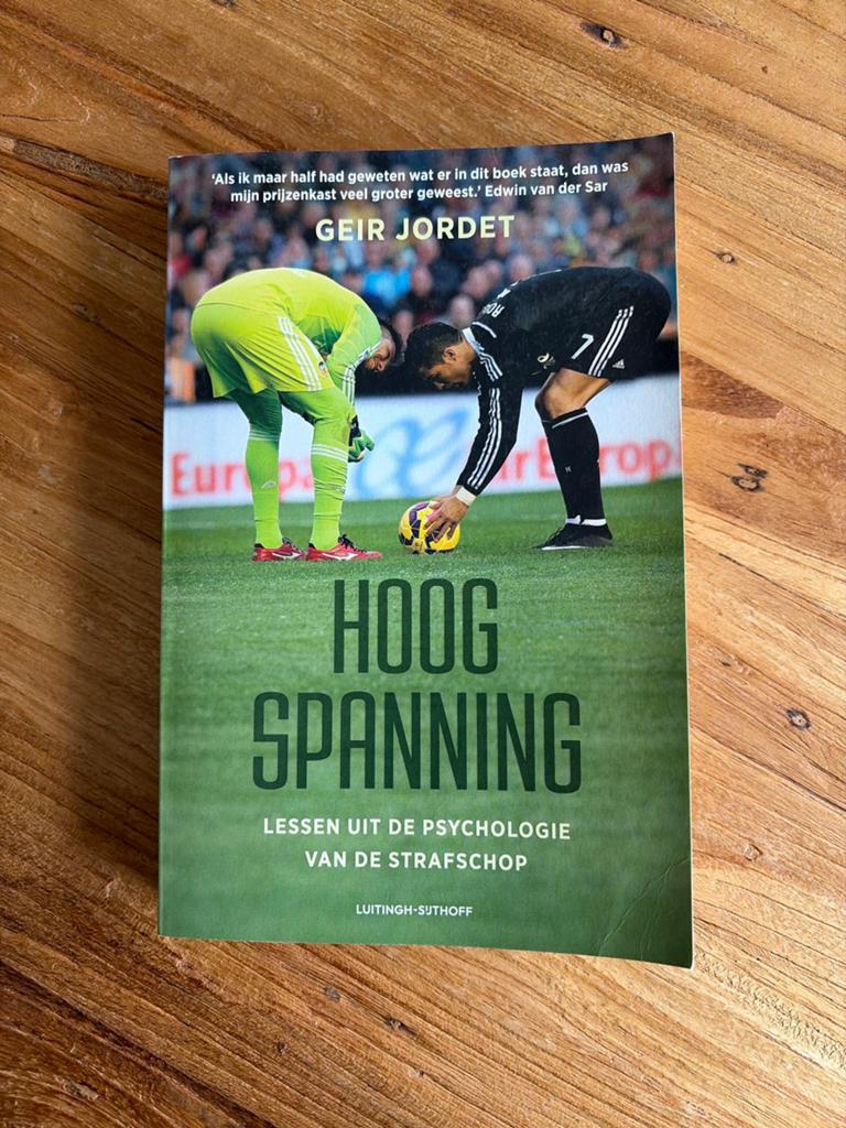 Boek: Hoogspanning - Lessen uit de psychologie van de strafs, Boeken, Sportboeken, Ophalen of Verzenden, Zo goed als nieuw, Balsport