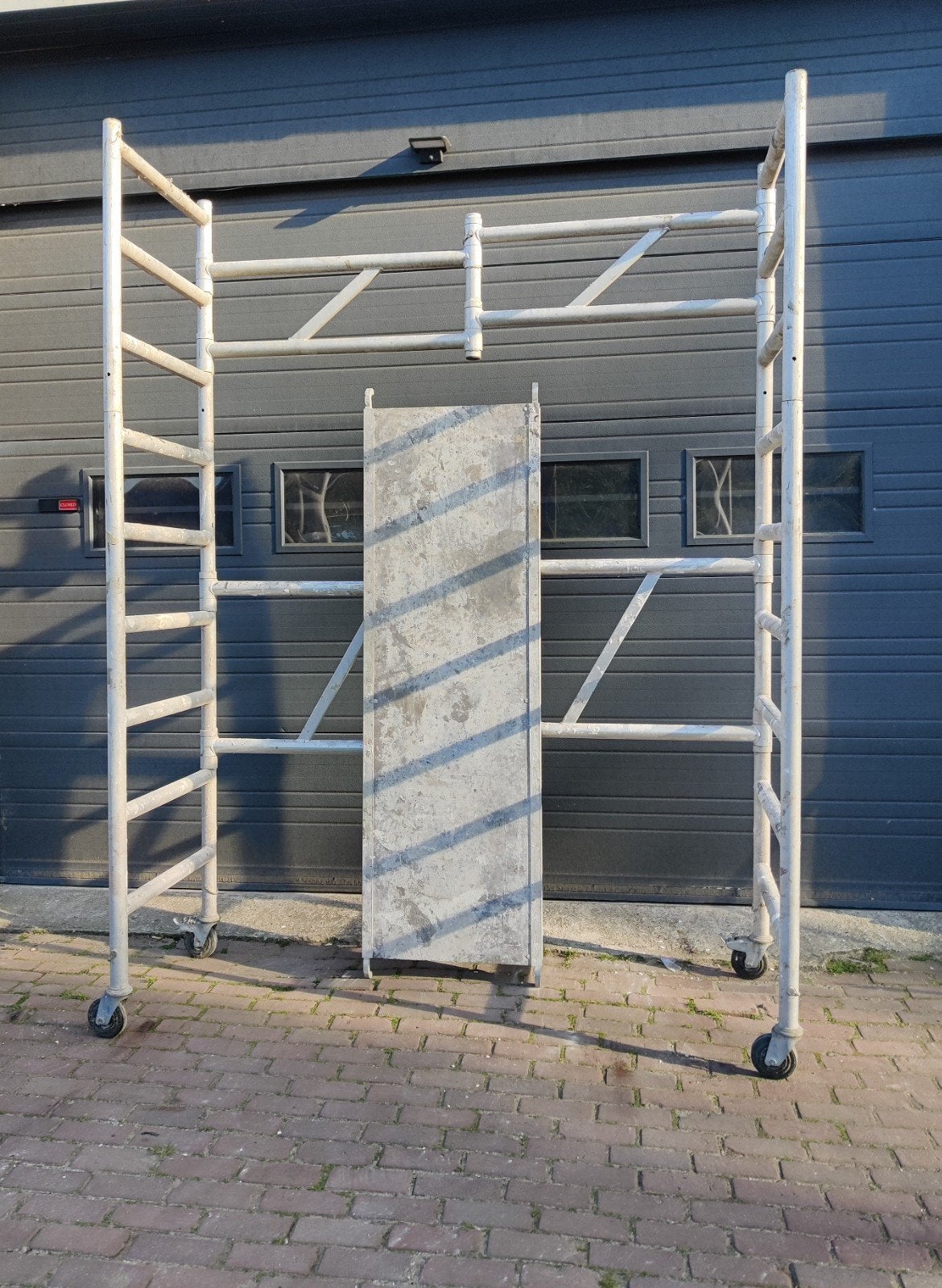 Steiger 4 m werkhoogte, Doe-het-zelf en Verbouw, Steigers, Ophalen of Verzenden, Zo goed als nieuw, Rolsteiger of Kamersteiger