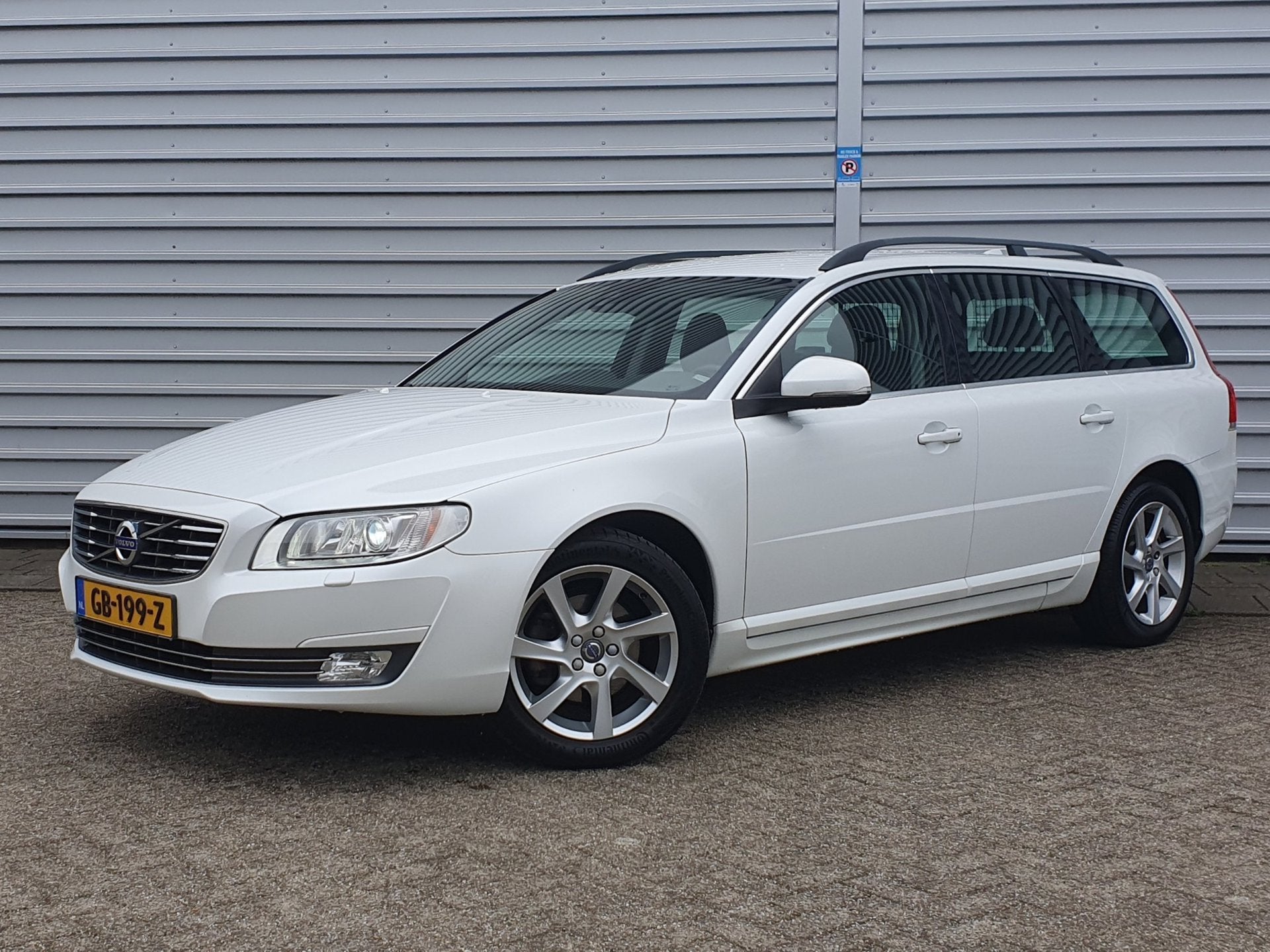 Volvo V70 1.6 T4 Nordic+ Clima/Cruise/NAVI/LM17", Voorwielaandrijving, Stof, Gebruikt, Zwart