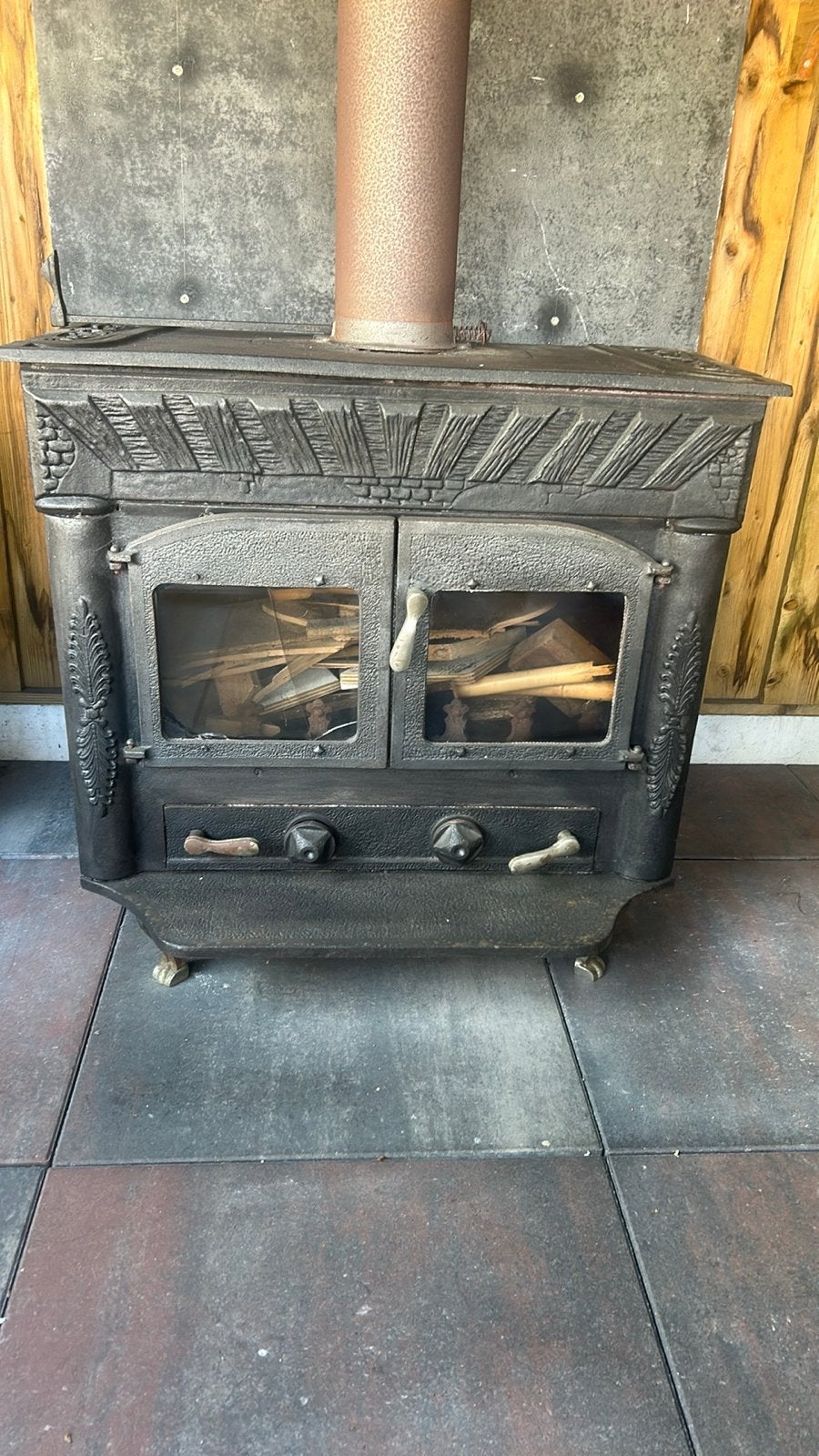 Antieke gietijzeren houtkachel met decoratieve details, Ophalen, Gebruikt, Houtkachel, Vrijstaand