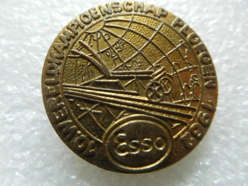 speldje / broche  Esso Wereldkampioenschap ploegen 1962, Verzenden, Gebruikt, Overige onderwerpen