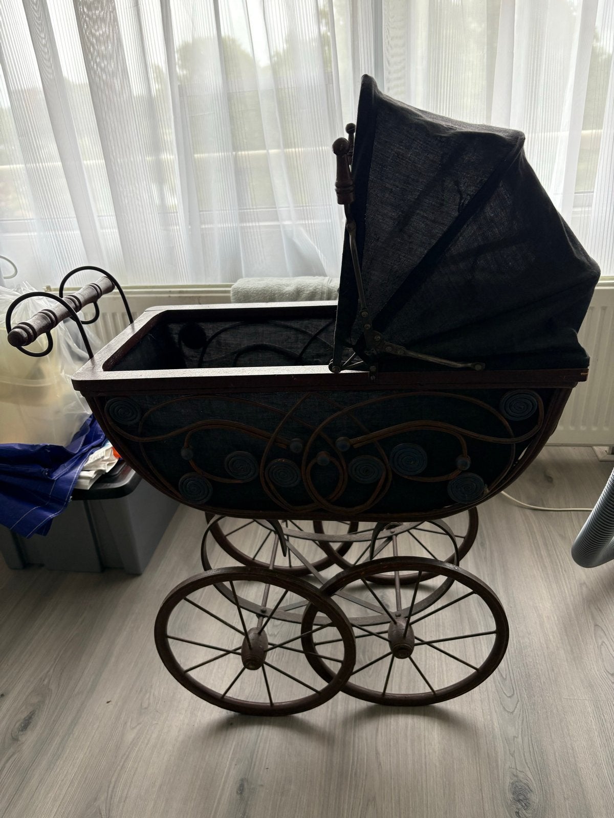 Antieke Victoriaanse Rieten Poppenwagen - Zwart-Bruin Metaal, Antiek en Kunst, Ophalen
