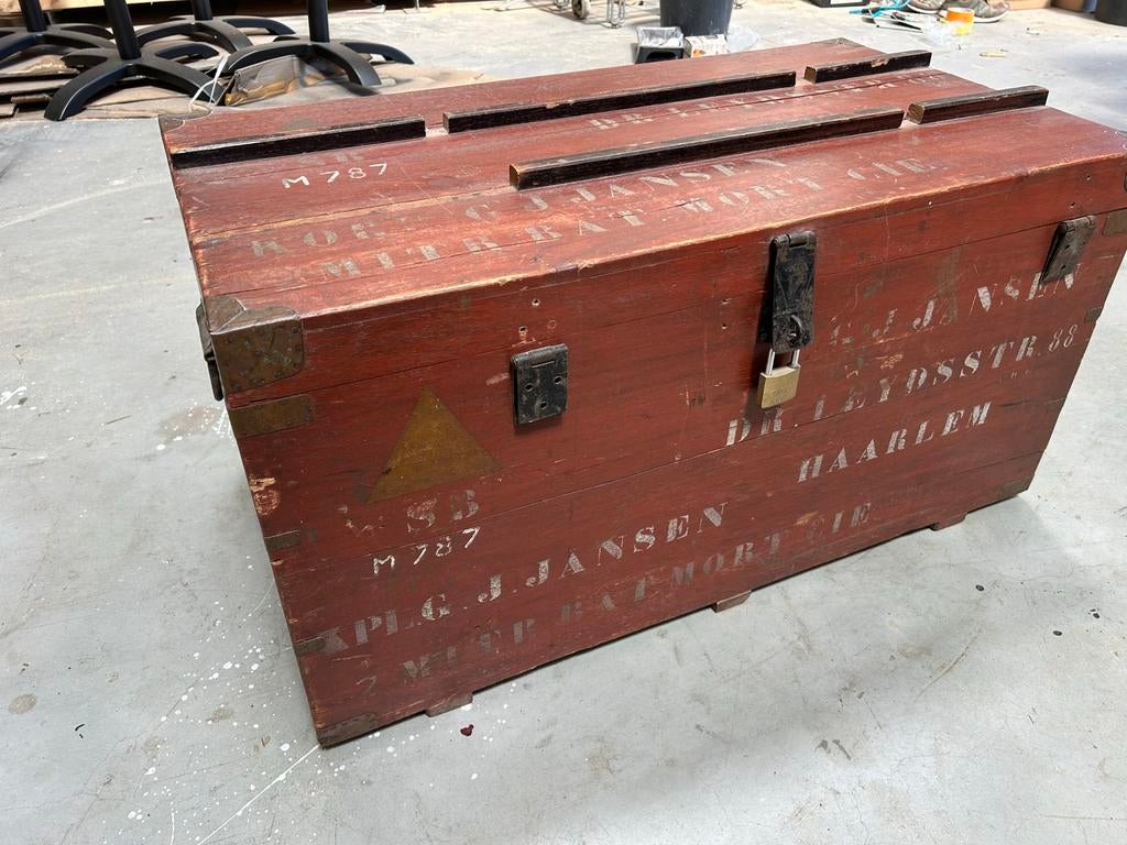 Antieke houten kist met militaire opschriften, Ophalen, 100 tot 150 cm, Zo goed als nieuw, 75 tot 100 cm