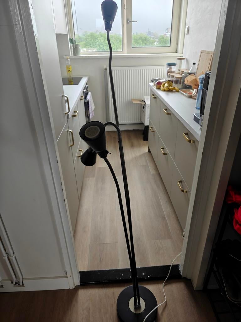 IKEA staande lamp met drie flexibele spots, Huis en Inrichting, Ophalen, Gebruikt, Modern, functioneel, Metaal