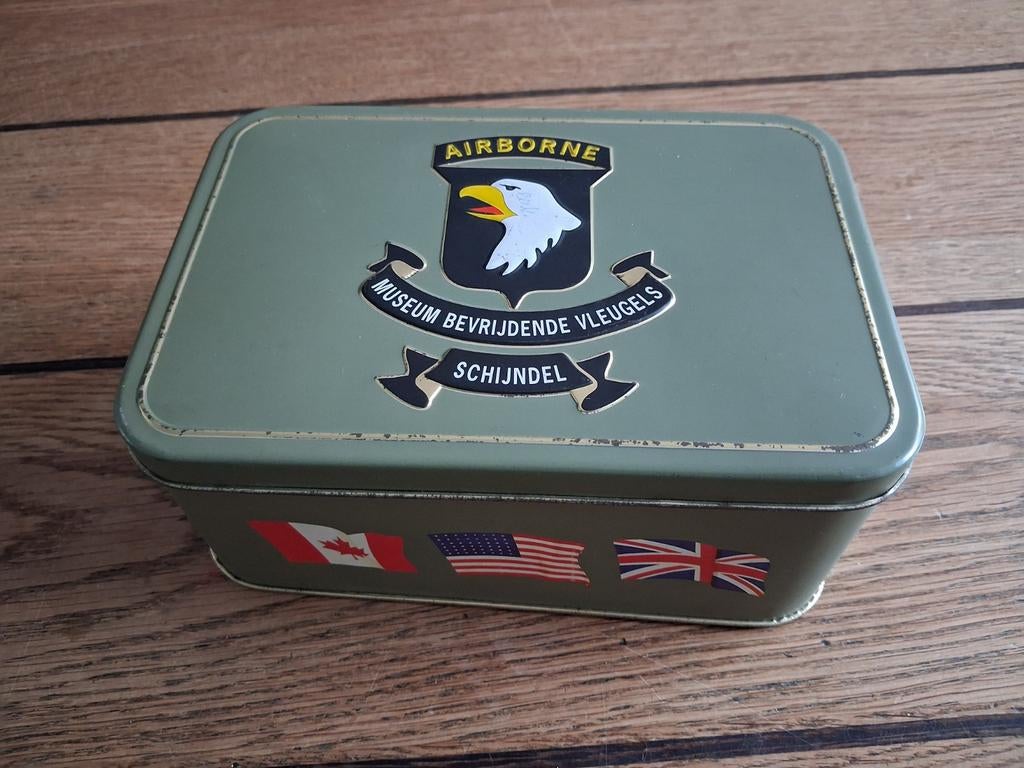 Airborne doos 1994 Schijndel WOII blik kistje met stickers, Ophalen of Verzenden, Landmacht