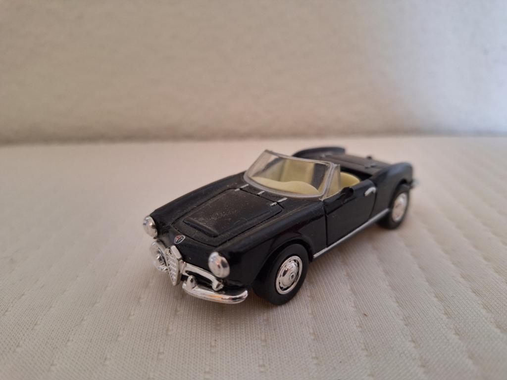 Zwarte Alfa Romeo Giulietta Spider schaalmodel, Ophalen of Verzenden, Zo goed als nieuw, Auto, Overige merken