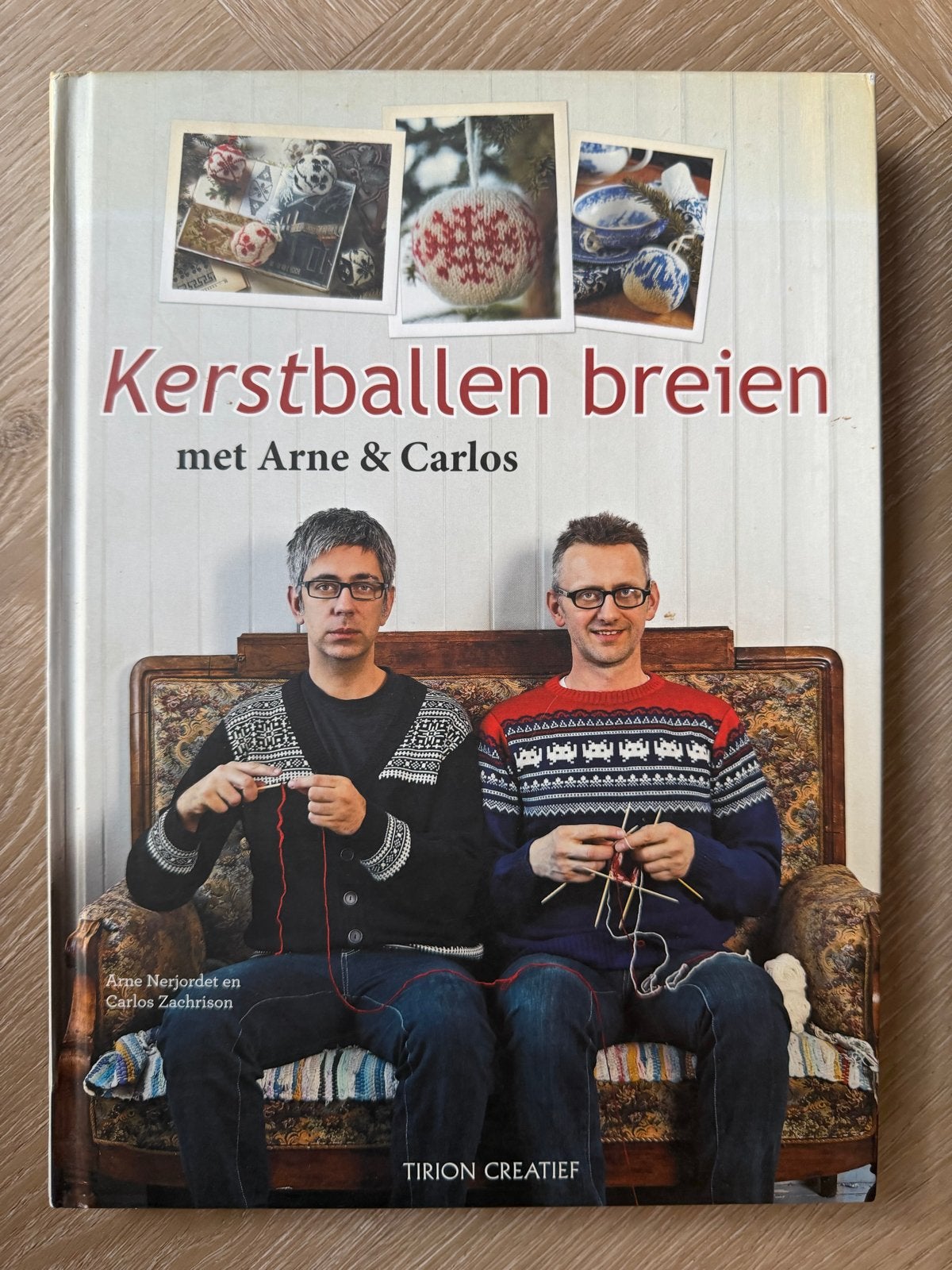 Kerstballen breien met Arne & Carlos - Handwerkboek, Ophalen of Verzenden, Gelezen, Breien en Haken