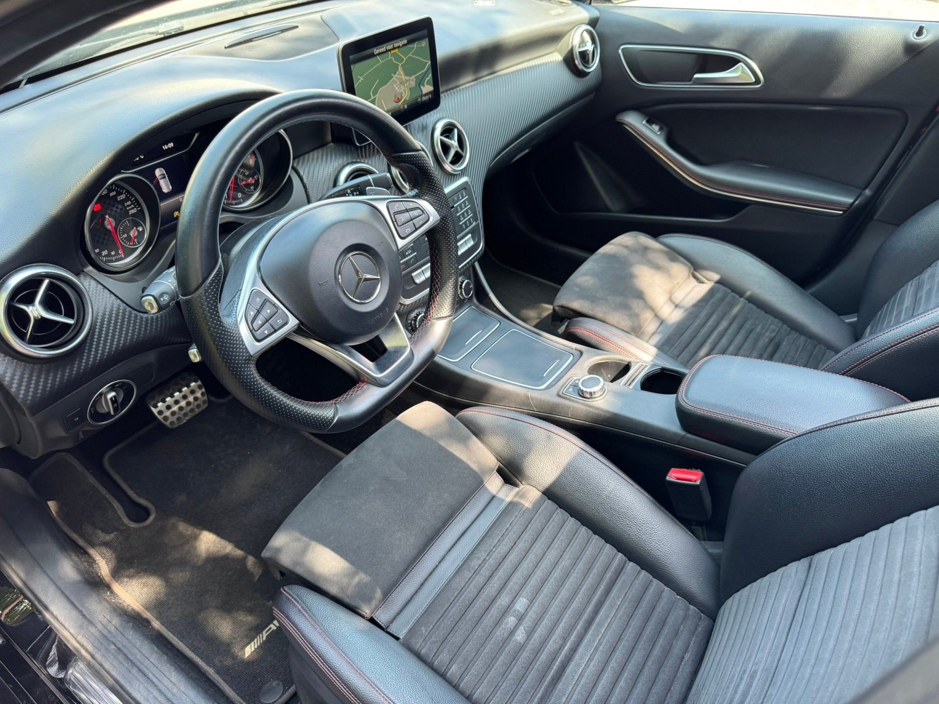 Mercedes-Benz A-klasse 200 Motorsport Edition PANO AMG LED, Gebruikt, Met garantie (alle), Zwart, 1595 cc