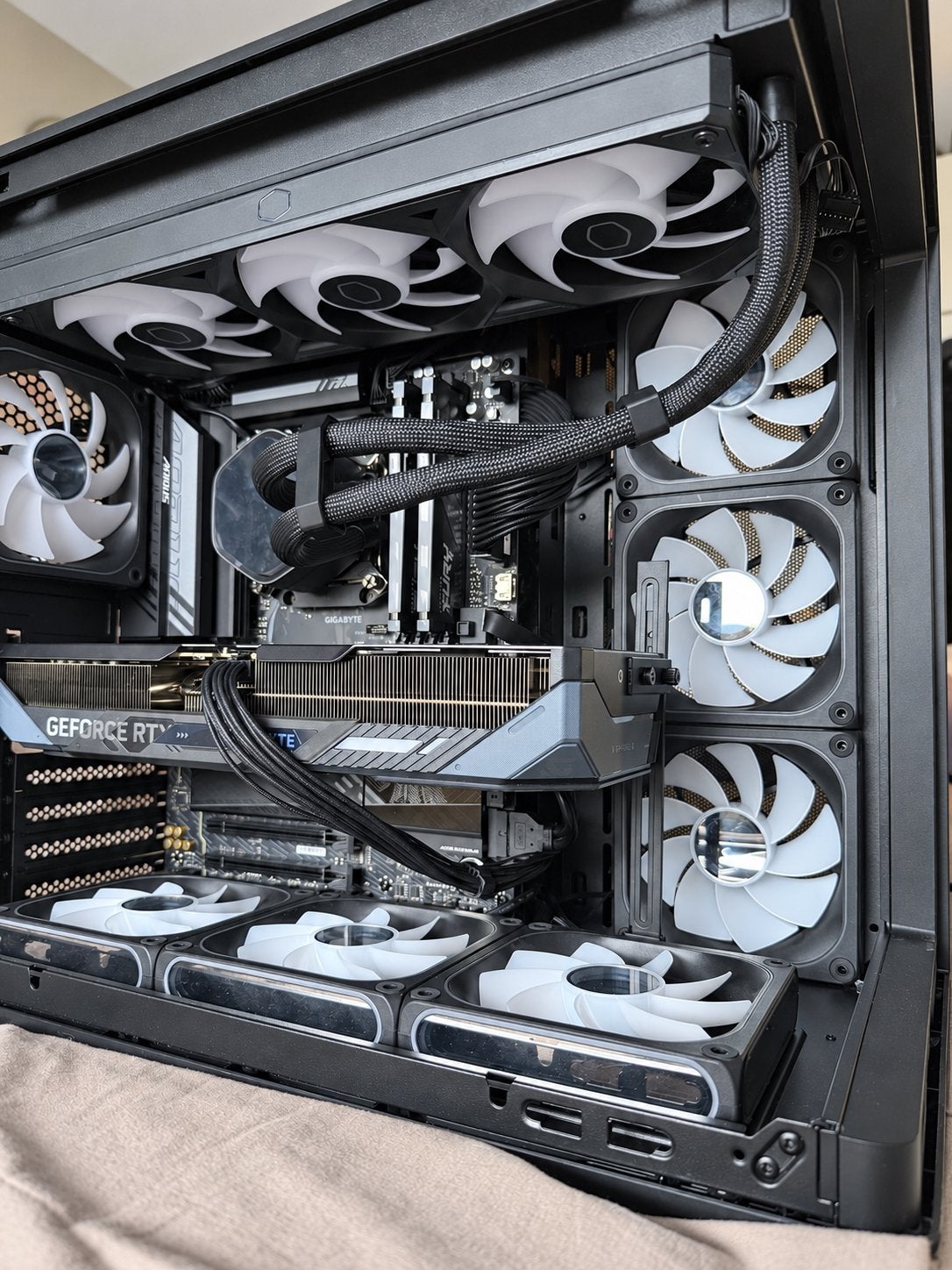 Foto 3 van Gaming-pc Ryzen 7 9800X3D | RTX 5070 | als nieuw