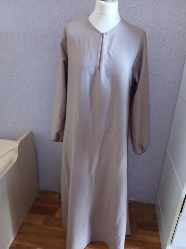 Elegante beige maxi jurk met lange mouwen, Maat 38/40 (M), Beige, Ophalen of Verzenden, Onder de knie