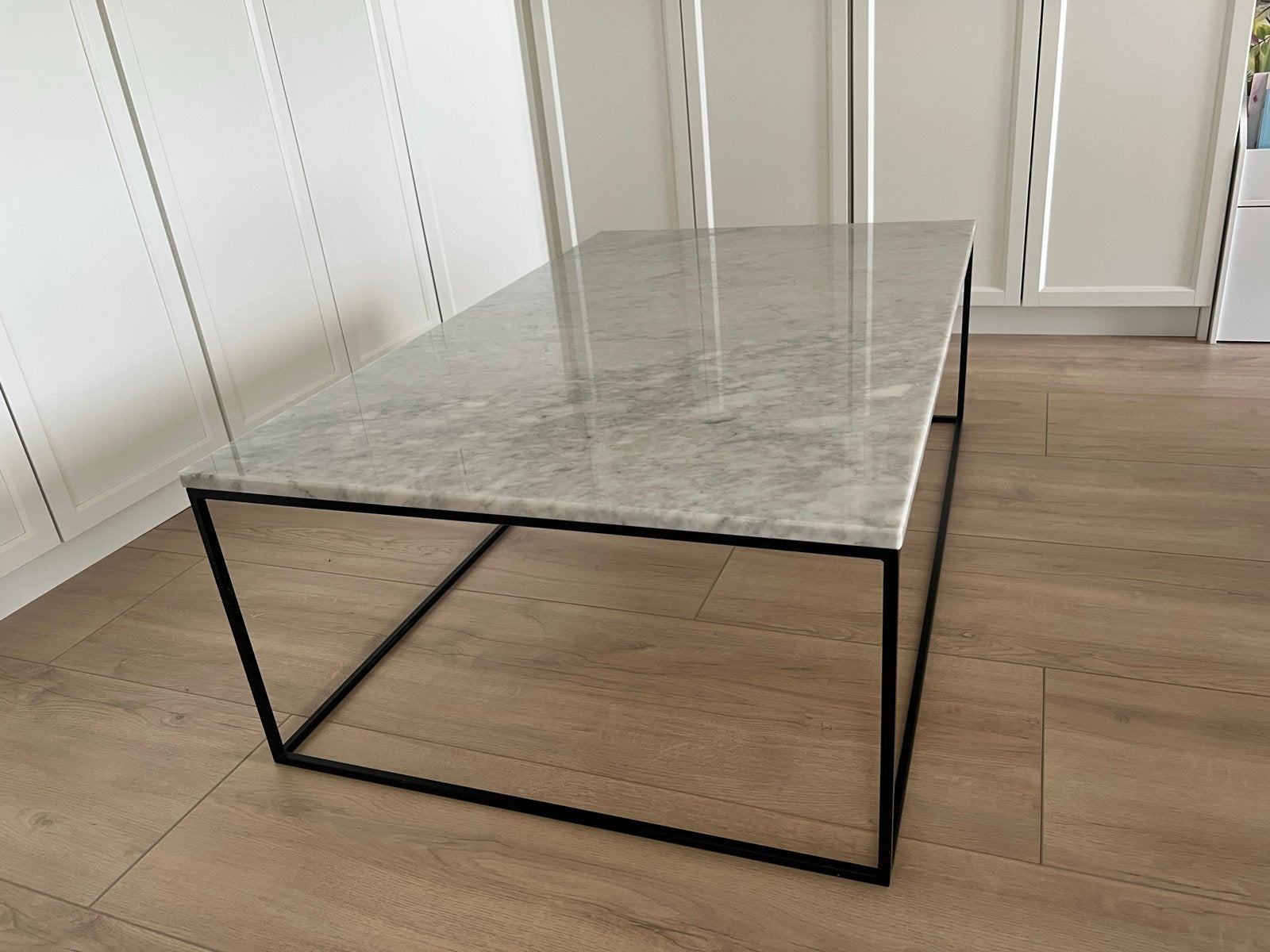 Moderne salontafel met marmeren blad, Ophalen, Gebruikt, 100 tot 150 cm, 50 tot 100 cm