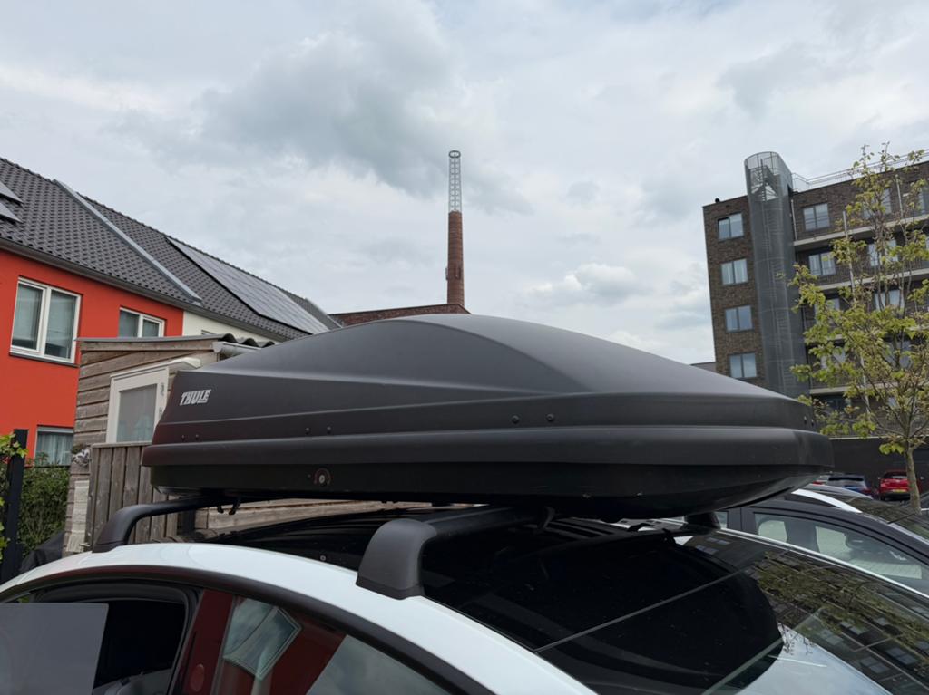 Te huur - Dakkoffer + Tesla Model Y/Ford Fiesta dakdragers, Ophalen, Zo goed als nieuw