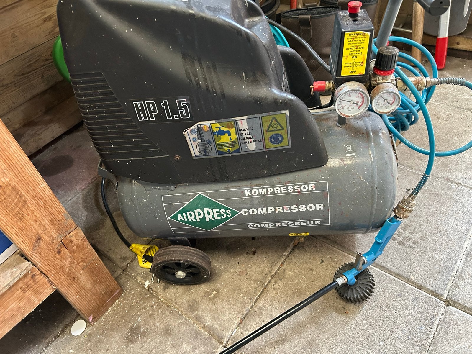 Airpress compressor HLO 215/25 - Werkt prima!, Doe-het-zelf en Verbouw, Gebruikt, 10 bar of meer, Ophalen of Verzenden, 25 tot 100 liter
