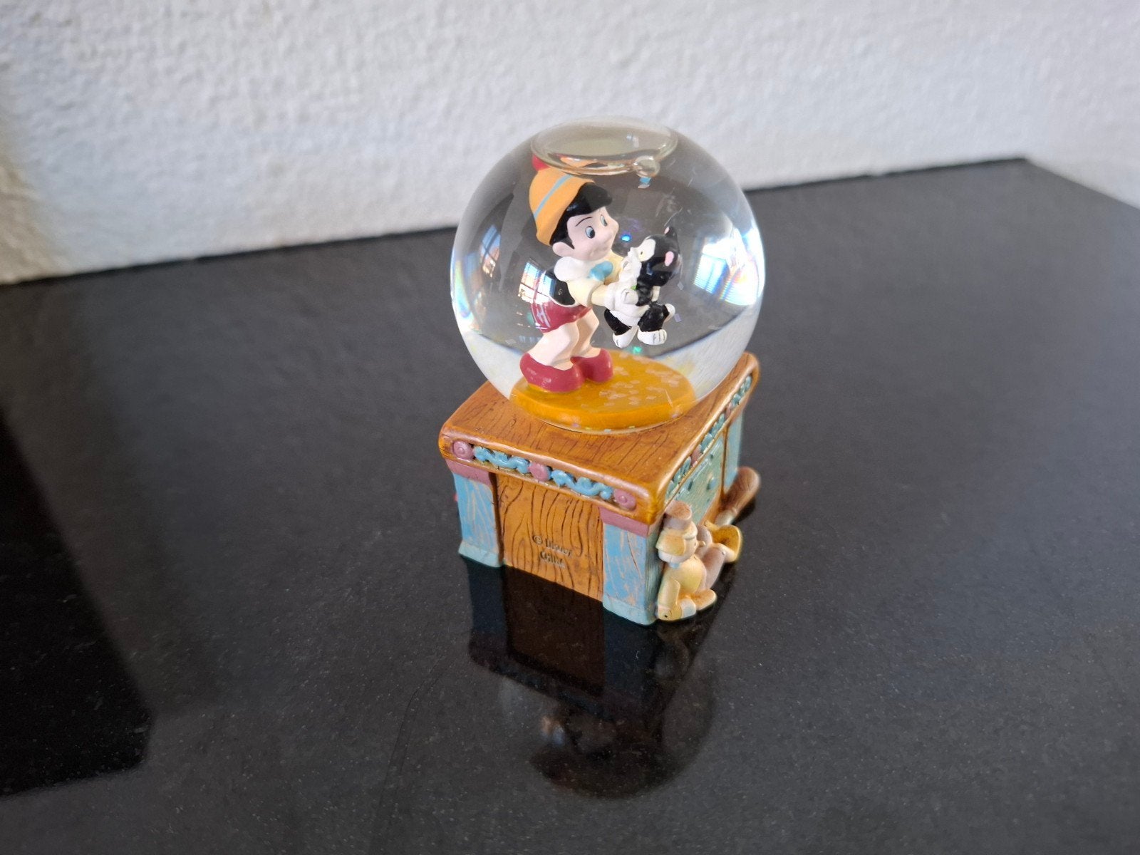 disney snowglobe pinokkio met figaro, Ophalen, Mickey Mouse, Gebruikt, Beeldje of Figuurtje