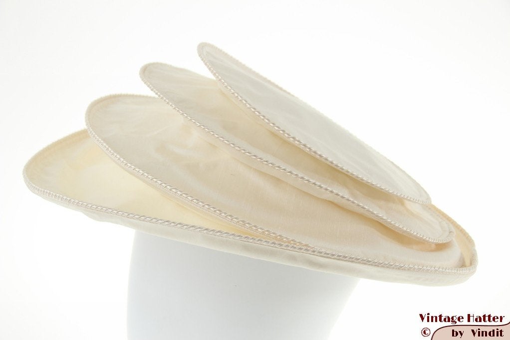 Wijde dames pagodehoed MadHatter champagnekleurig zijde 56,5, 56 of 57 cm (M, 7 of 7⅛ inch), Hoed, Ophalen of Verzenden, Nieuw