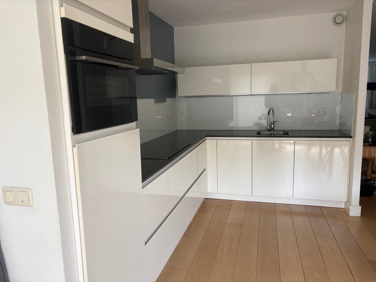 Moderne witte hoogglans greeploze keuken met composiet blad, Huis en Inrichting, Keuken | Complete keukens, Ophalen, Gebruikt