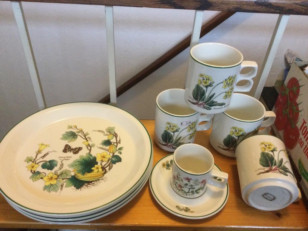 Wedgwood florabunda servies, Huis en Inrichting, Keuken | Servies, Ophalen, Zo goed als nieuw, Bord(en), Wedgwood