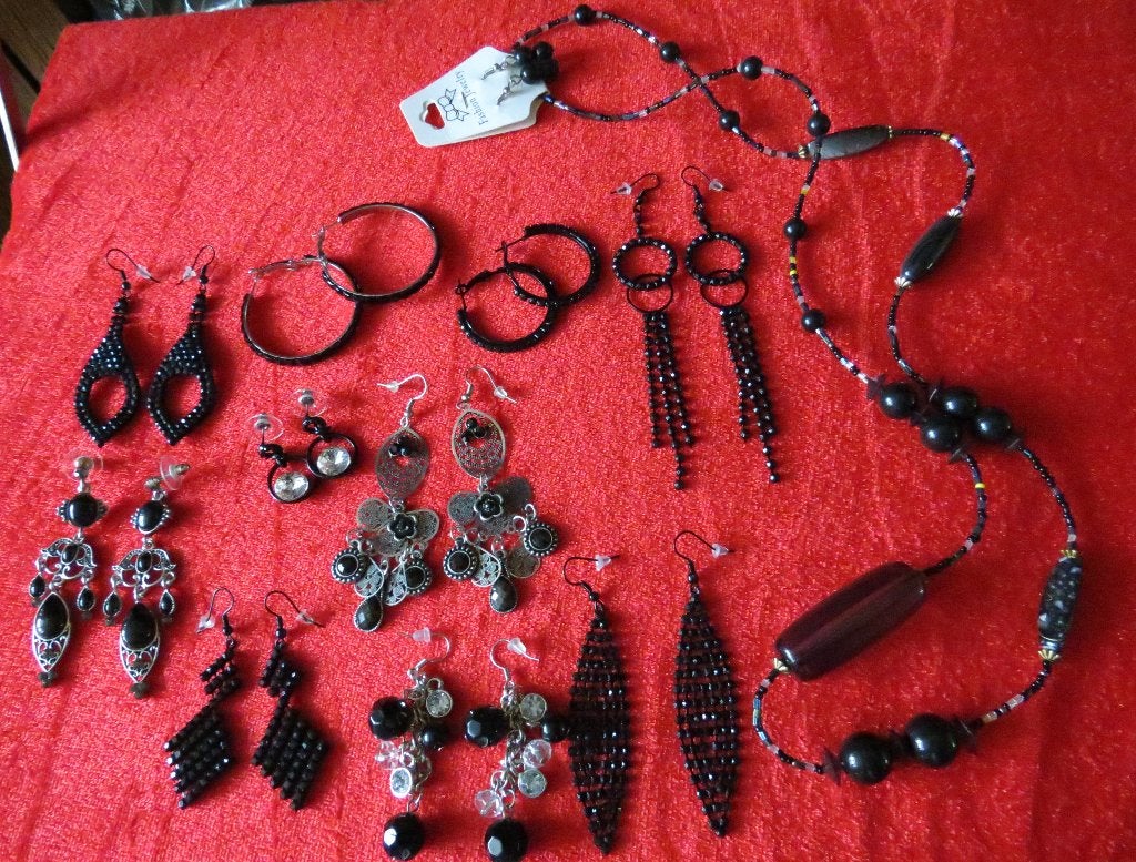 partij van 11 paar zwarte Strass oorbellen en 1 ketting, Marktplaats@koningsieraden.nl, Overige materialen, Verzenden, Zwart