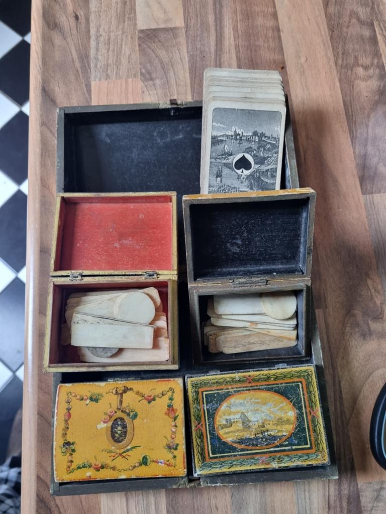 Antieke Kaart- en Speldoos met Speelkaarten en Fiches, Ophalen of Verzenden