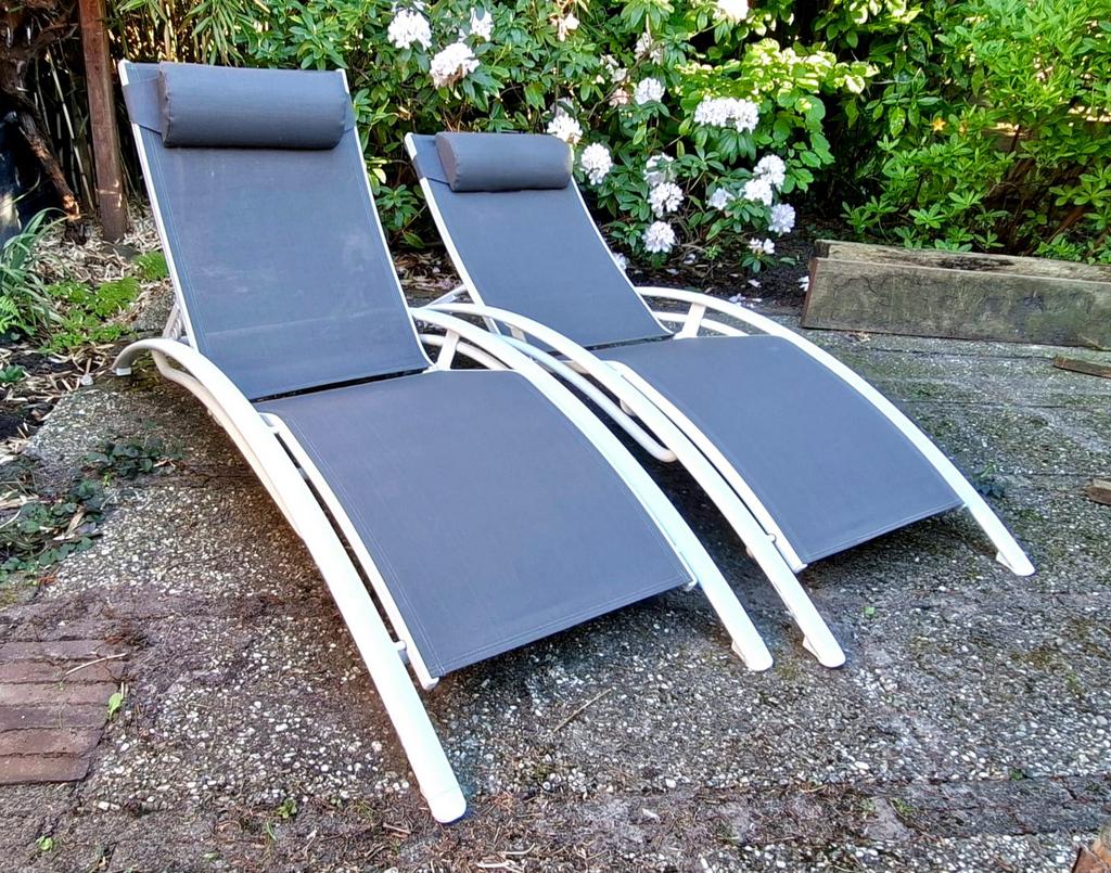 2x Ligstoel Lightweight Aluminium, Tuin en Terras, Ligbedden, Zo goed als nieuw, Aluminium, Verstelbaar, Ophalen