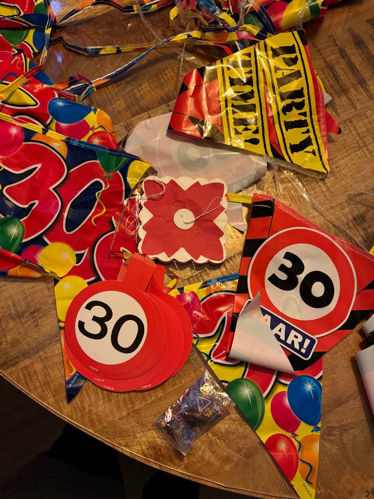 Verjaardagsversiering 30 jaar - Slingers en confetti, Ophalen of Verzenden, Gebruikt, Versiering, Verjaardag