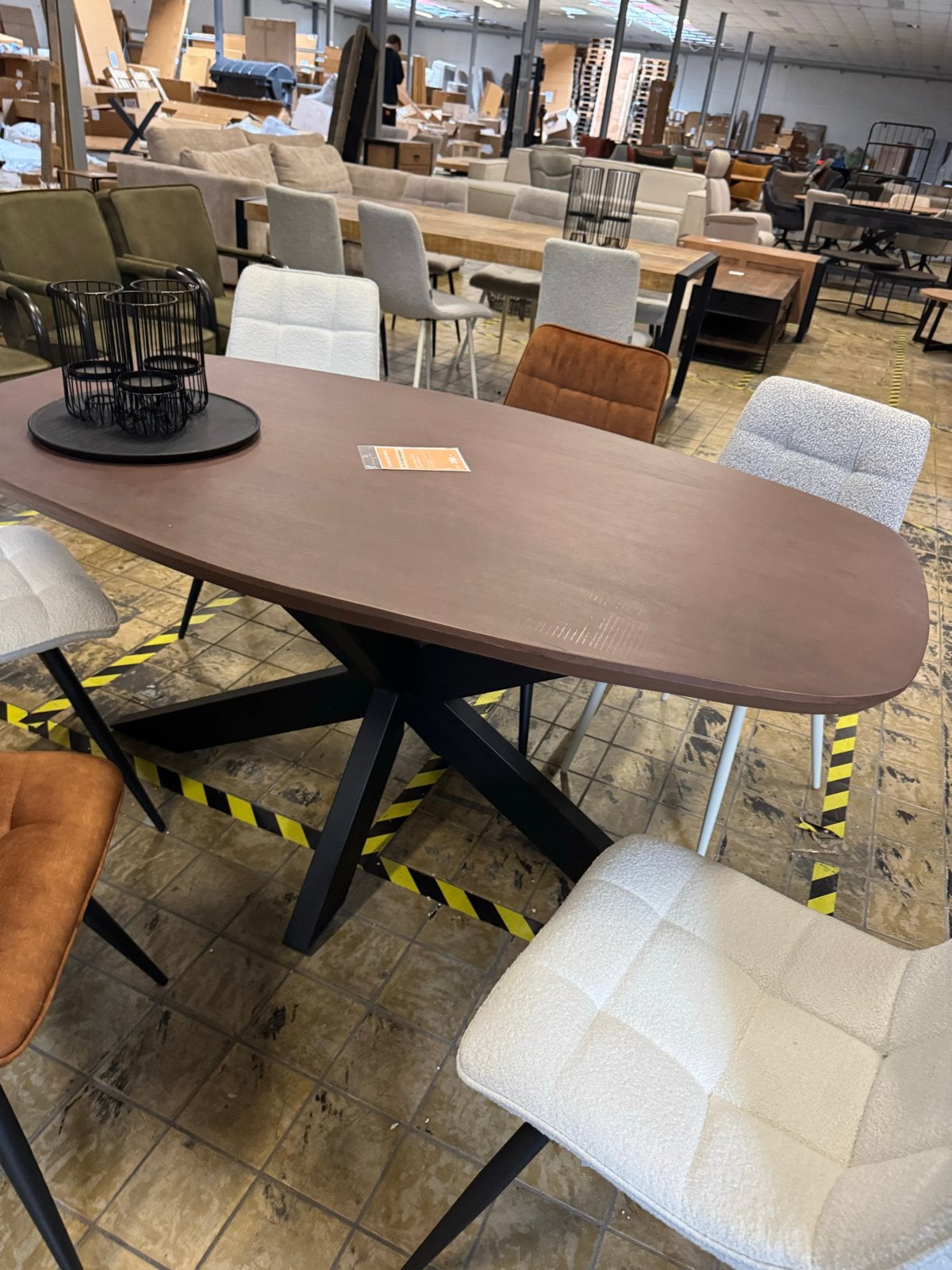 Eettafel Floor | Deens Ovaal | Walnoot | Showroommodel, Ophalen of Verzenden, Zo goed als nieuw, Ovaal, 150 tot 200 cm