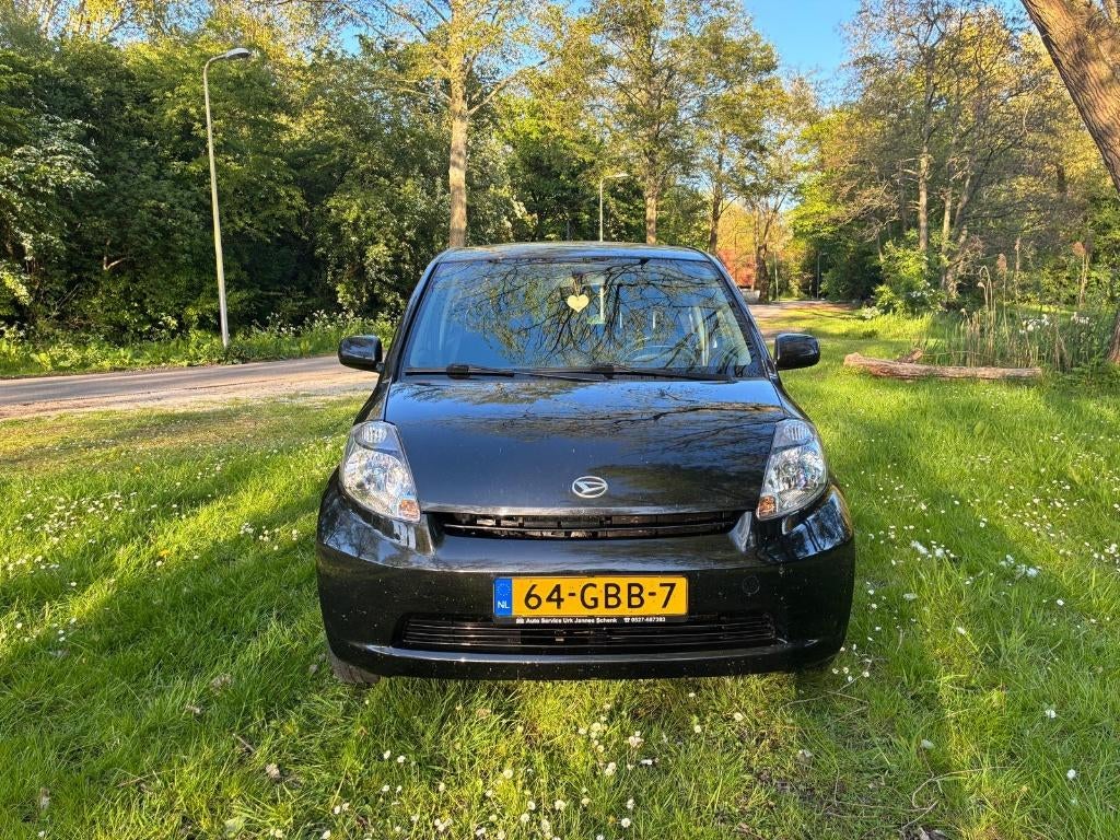 Daihatsu Sirion 1.0 51KW 2008 Zwart, Auto's, Voorwielaandrijving, Stof, Zwart, Handgeschakeld