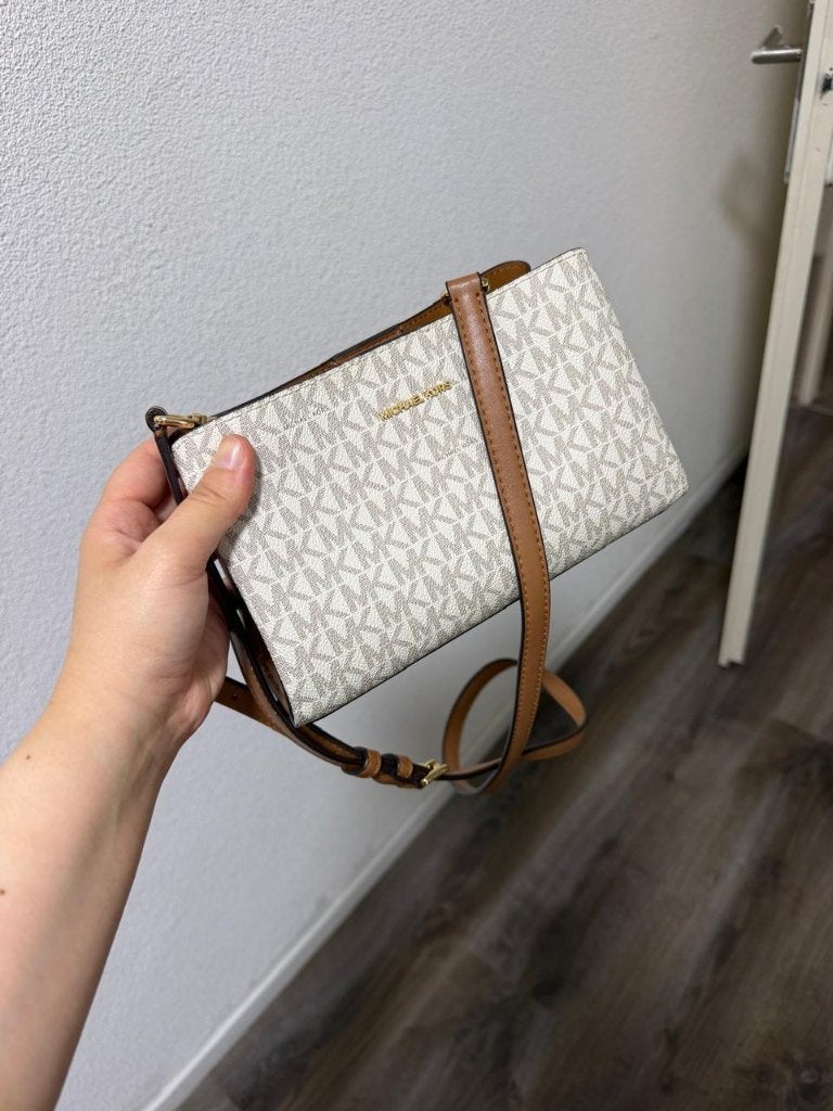 Michael Kors crossbody bag for sale, Ophalen of Verzenden, Zo goed als nieuw, Zwart, Schoudertasje