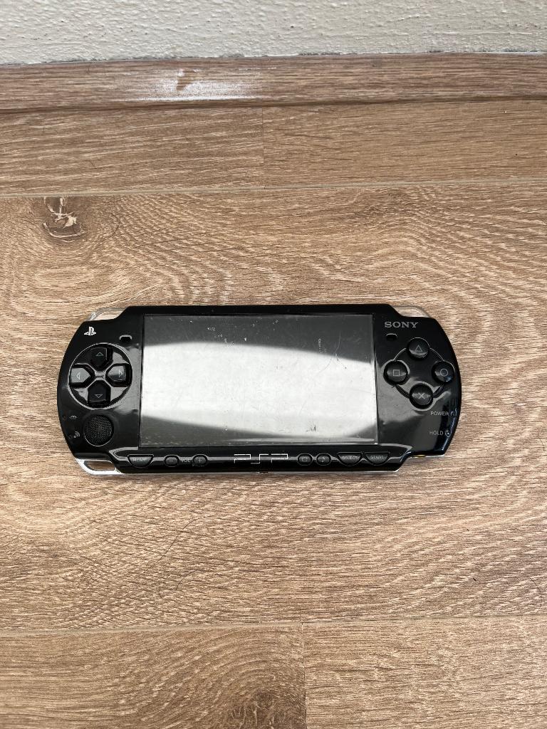 Sony PSP-2004, lees beschrijving!, Spelcomputers en Games, Spelcomputers | Sony PSP, Gebruikt, PSP Slim, Zwart, Met games, Ophalen of Verzenden