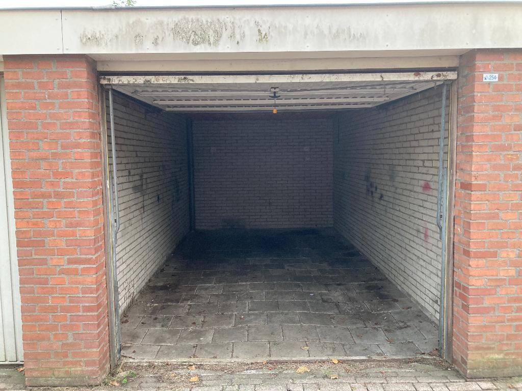 Nette ruime garagebox aan de Broekermeerstraat in Hoofddorp