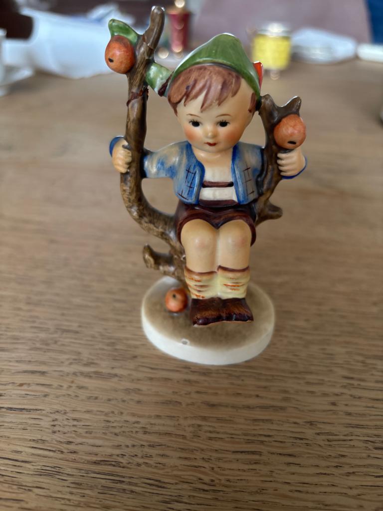 Vintage Hummel beeldje: Jongen in boom met appels, Verzamelen, Beelden en Beeldjes, Ophalen of Verzenden, Zo goed als nieuw, Hummel