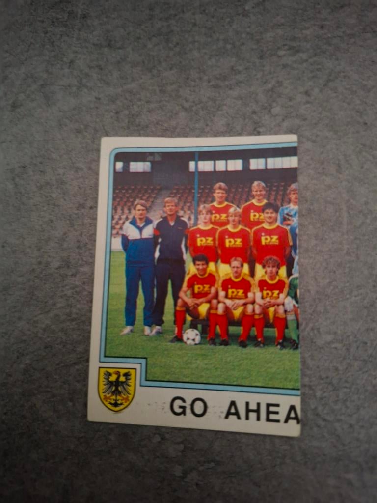Panini sticker Voetbal 86. Deel teamfoto Go Ahead Eagles., Verzenden, Zo goed als nieuw, Sticker