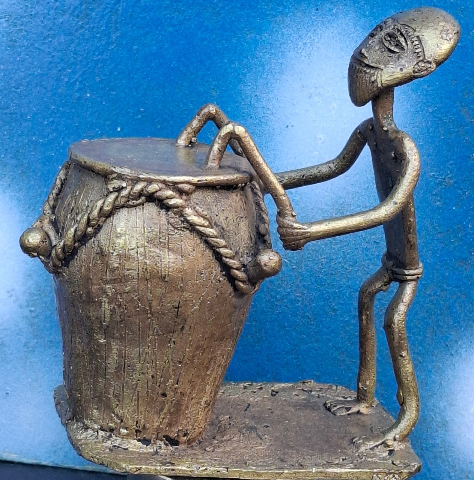 ASHANTI, GHANA.  Man met trommel.  Brons. 12 cm., Ophalen