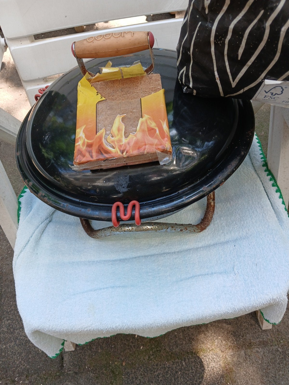 Mooi barbecue en aan maak blokje met houten kool zak, Ophalen