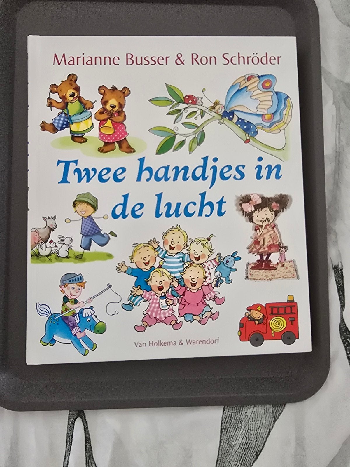 Ron Schröder - Twee handjes in de lucht, Boeken, Gelezen, Fictie algemeen, Ron Schröder; Marianne Busser, Ophalen of Verzenden