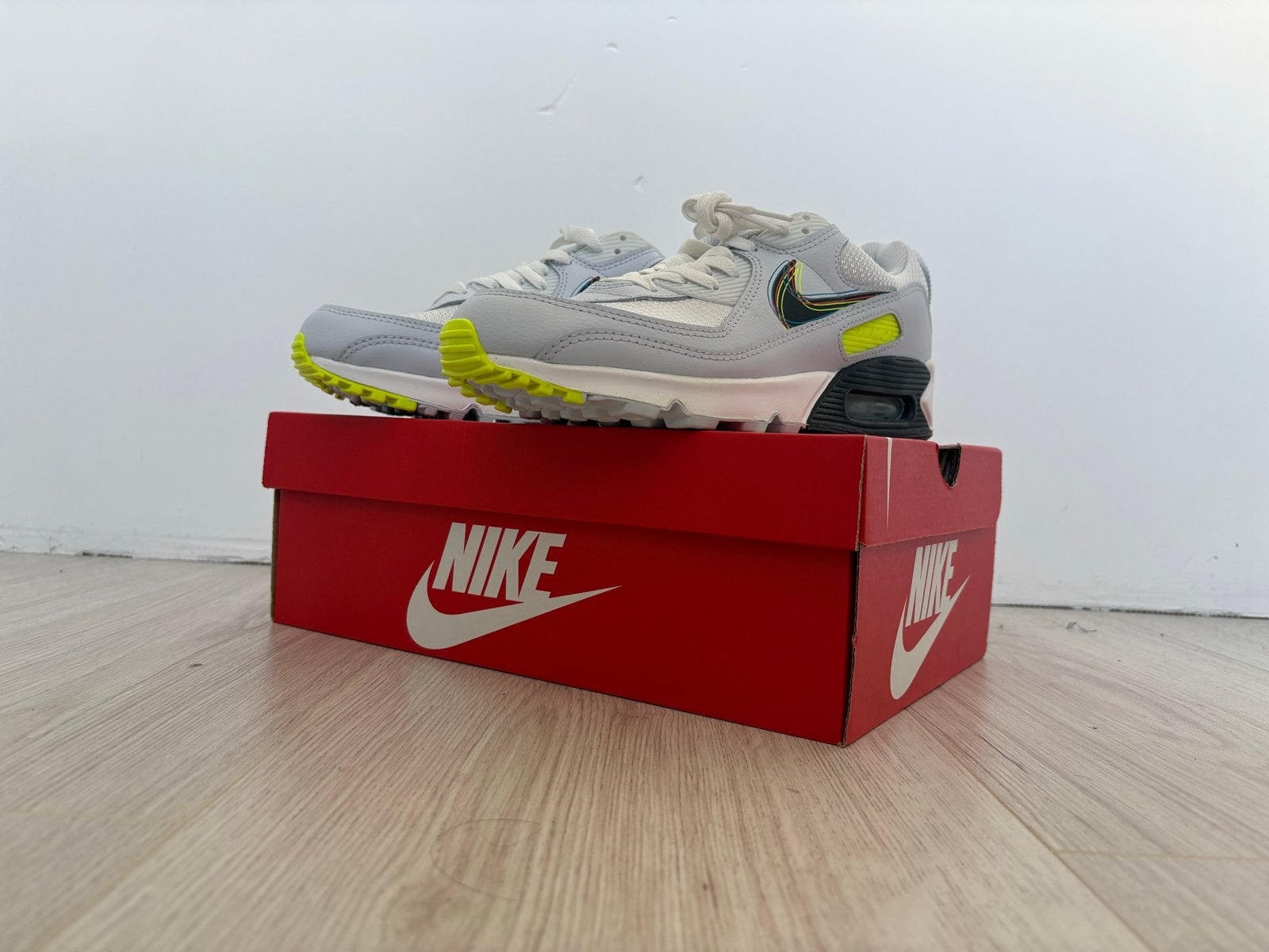 Nike Air Max 90 "Glitch Swoosh" - Maat 44, Kleding | Heren, Wit, Ophalen of Verzenden, Sneakers of Gympen, Zo goed als nieuw