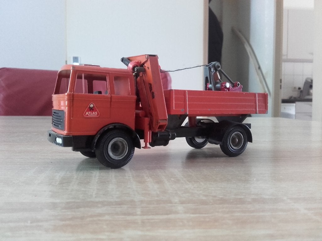 Mercedes bakwagen met kraan. Conrad., Hobby en Vrije tijd, Modelauto's | 1:50, Ophalen of Verzenden, Gebruikt, Bus of Vrachtwagen