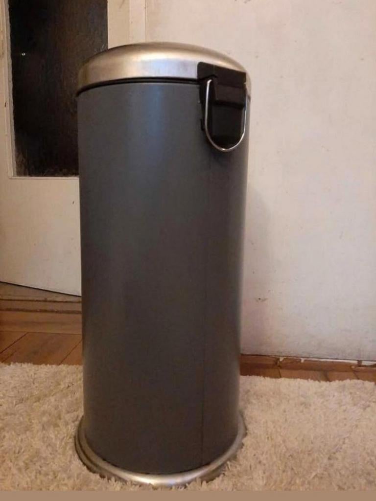 Te koop! Brabanita grijs kleur prullenbak met pedaal, Huis en Inrichting, Woonaccessoires | Prullenbakken, Ophalen, Metaal, Met pedaal