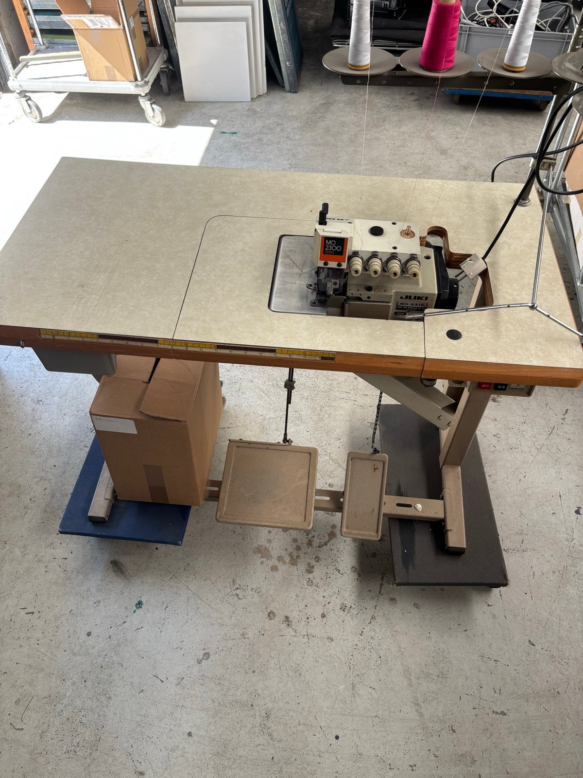 Juki MO-2300 Lockmachine inclusief garen en doos, Gebruikt, Lockmachine, Industrieel, Ophalen