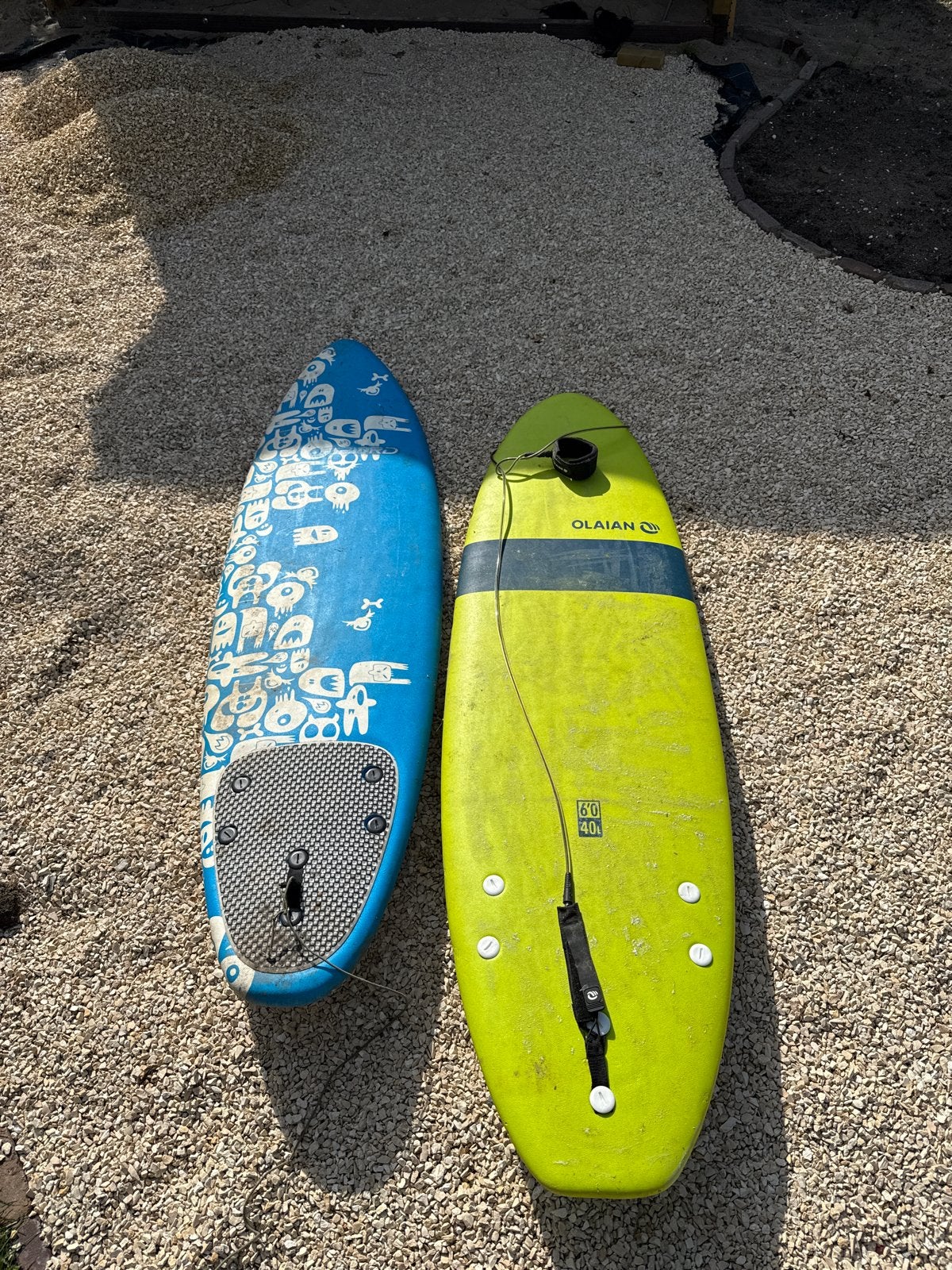 2 Surfboards: Olaian 6'0" en blauw board, Watersport en Boten, Ophalen, Gebruikt, Funboard, Met vinnen