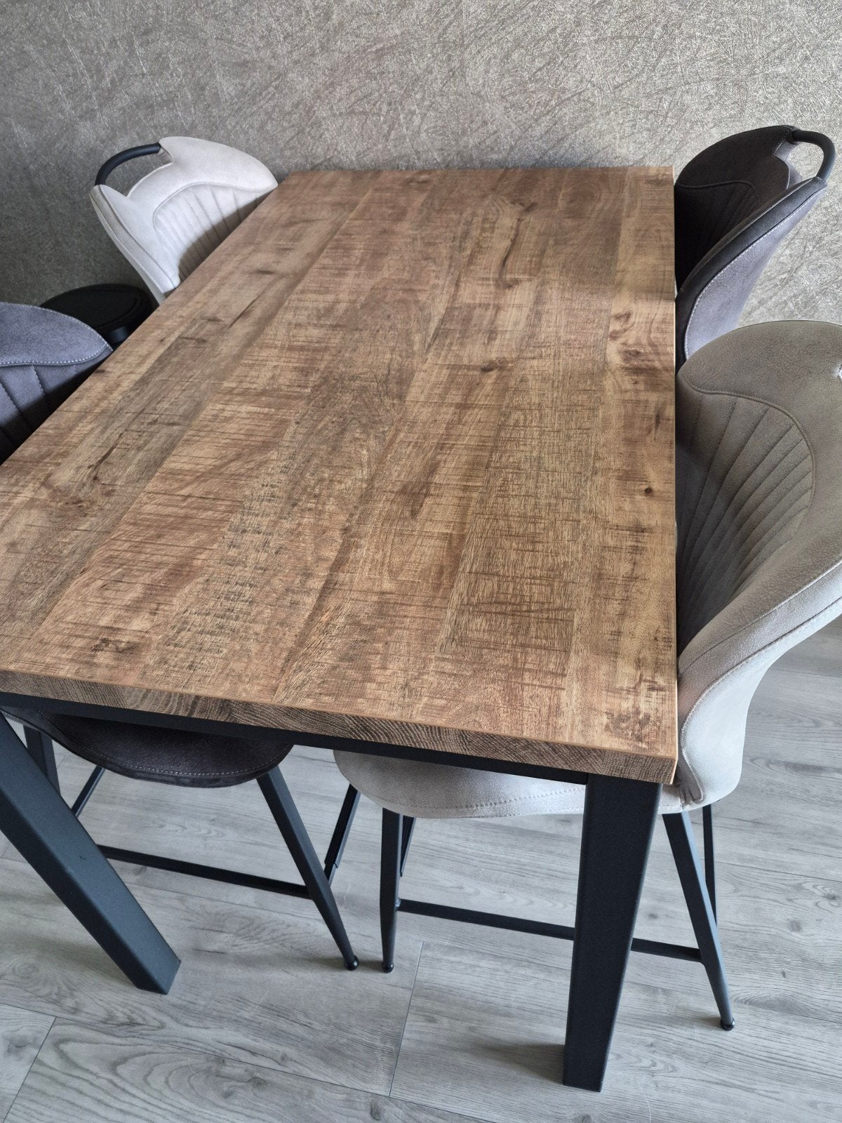 Trevisio bartafel mangohout 138x80 met 4 Tubac barkrukken, Huis en Inrichting, Overige houtsoorten, 100 tot 150 cm, Zo goed als nieuw
