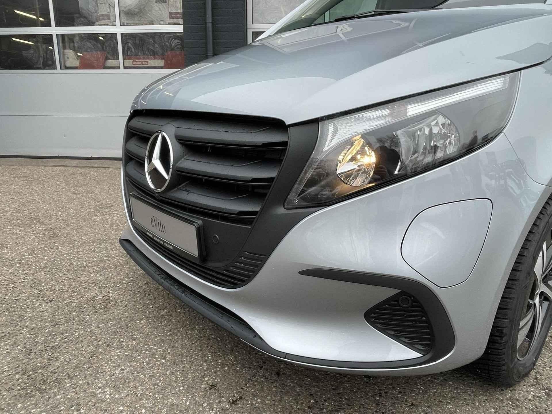 Mercedes-Benz eVito eVito 112 L2 60 kWh Mercedes-Benz eVito, Auto's, Bestelauto's, Stof, 116 pk, Mercedes-Benz, Zilver of Grijs