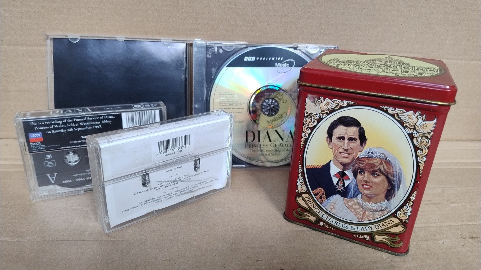 BBC CD recording funeral Prinses Diana, 2 cassettes + blik, Verzamelen, Ophalen of Verzenden, Zo goed als nieuw, Buitenland, Overige typen